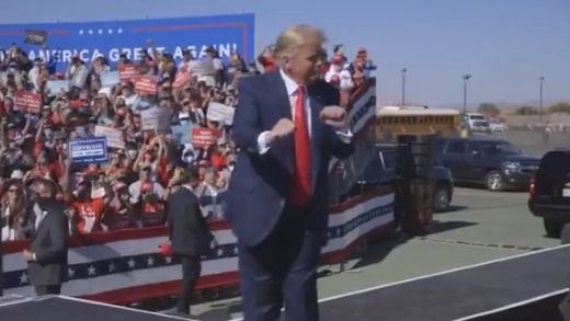Trump pide el voto con una recopilación de sus bailes a ritmo de un himno gay