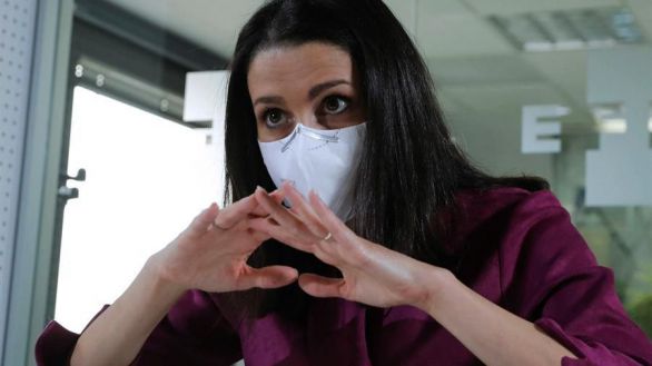 Arrimadas exige retirar la enmienda al castellano como lengua vehicular para apoyar los Presupuestos