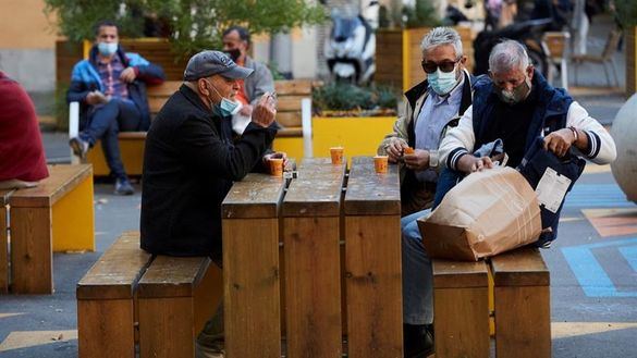 Cataluña reabre bares hasta las 21.30 con un máximo de cuatro personas por mesa