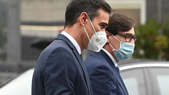 Abuchean a Sánchez y ovacionan a Almeida en su visita al Hospital de La Paz