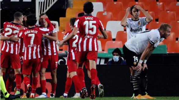 Un gol en propia del Valencia desatasca a un Atlético en racha |0-1