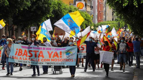 Manifestantes canarios exigen trasladar a los inmigrantes ilegales fuera de los hoteles