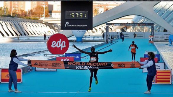 El keniata Kandie destroza el récord del mundo en el Medio Maratón de Valencia