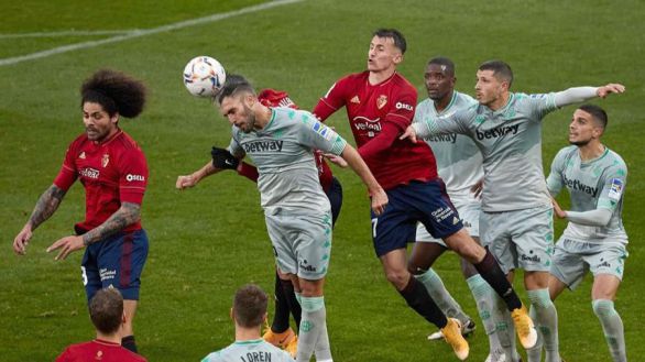 El Betis saca a flote a Pellegrini en Pamplona | 0-2