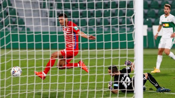 El Granada arranca una victoria balsámica de Elche | 0-1