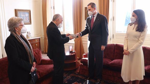 Los Reyes entregan el Cervantes a Joan Margarit en un acto 