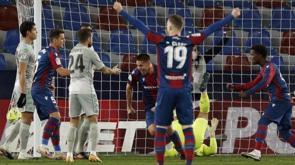 El Levante escapa del intento de resurrección del Betis | 4-3