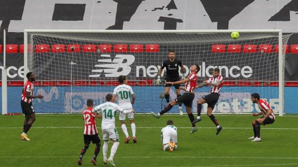 El Athletic sufre para ganar al Elche y despide a Garitano | 1-0