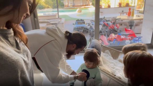 Pilar Rubio y Sergio Ramos muestran la ilusión de sus hijos antes de abrir los regalos