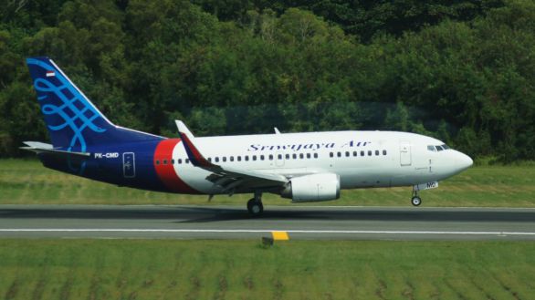 Accidente de avión con 62 personas a bordo en Indonesia