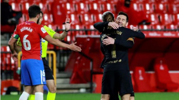 El Barcelona se impulsa en la polémica para golear en Granada | 0-4