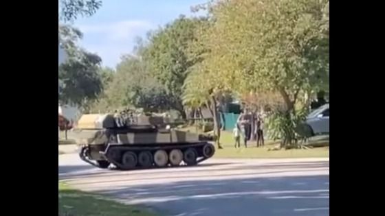 Sorpresa en un vecindario de Miami por un tanque de guerra rodando en sus calles