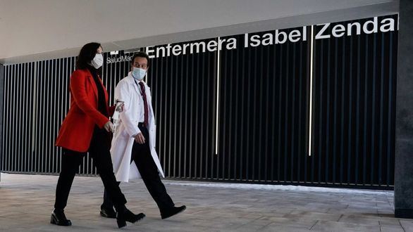 Ayuso solicita al Gobierno cerrar el aeropuerto de Barajas a Brasil y Sudáfrica