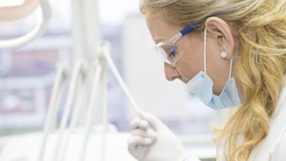 Dentistas y mayores de 80 años serán vacunados a partir de marzo