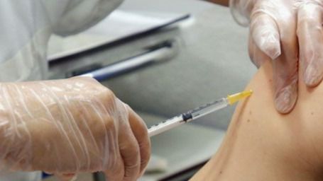 El PSOE pide la dimisión de sus cargos públicos que incumplan el protocolo de vacunación