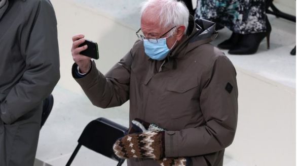 Sanders usa la imagen viral de sus manoplas para ayudar a mayores sin recursos