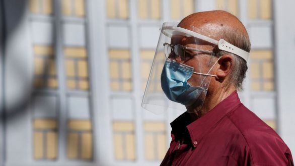 Estados Unidos aconseja usar dos mascarillas para eludir a las nuevas cepas