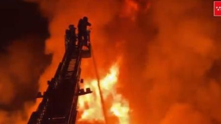Impresionante incendio en una chatarrería en Leganés