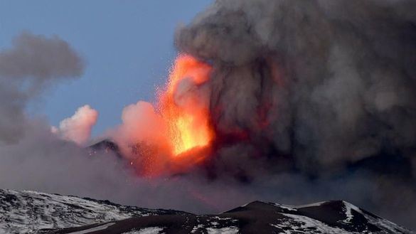 El volcán Etna entra en erupción y levanta una columna de humo de más de un kilómetro