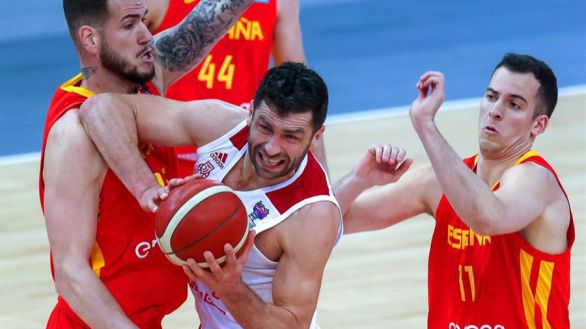 España logra contener a Slaughter en el trámite polaco |88-89