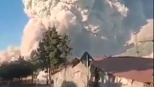 El volcán Sinabung emite una columna de ceniza y humo de 5.000 metros de altura