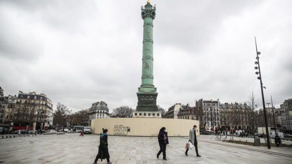 Francia cierra los comercios e impone restricciones de movilidad a un tercio de su población