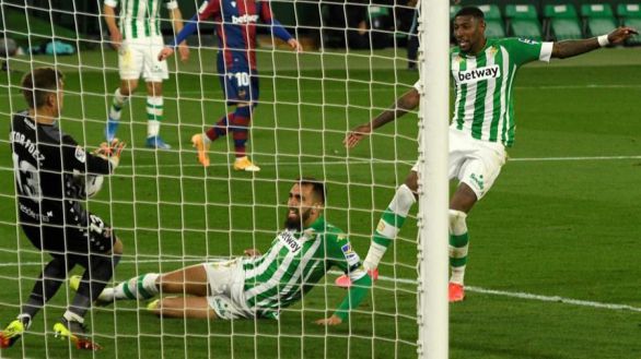 El Betis se pone serio en la lucha por entrar en Europa | 2-0