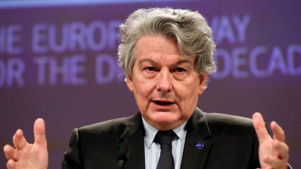 Bruselas promete dosis para que la UE esté inmunizada a mediados de julio
