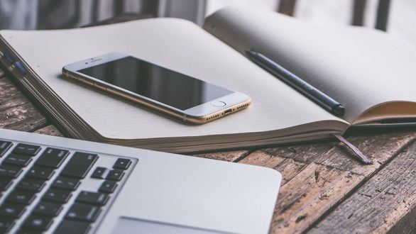 Una empresa valenciana crea el ‘Netflix’ de la poesía