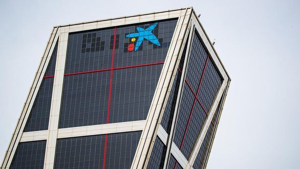 CaixaBank instala su marca en las Torres Kio de Madrid