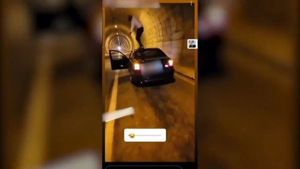 Investigado un conductor que se grabó bailando en el techo de su coche en marcha