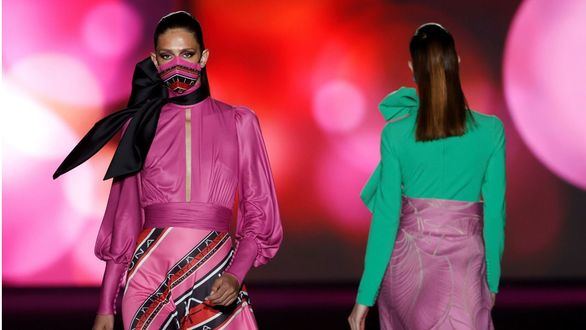 La pasarela madrileña tiene ganas de fiesta a pesar de un año de pandemia