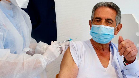 Un grupo de hosteleros cántabros increpa a Revilla al grito de 