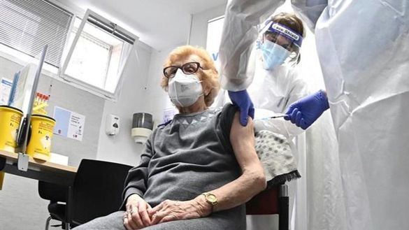 Los mayores de 75 años podrán pedir cita para vacunarse en Madrid sin esperar a que les llamen