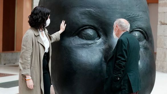 Dos cabezas gigantescas de Antonio López, en una muestra temporal en la Real Casa de Correos
