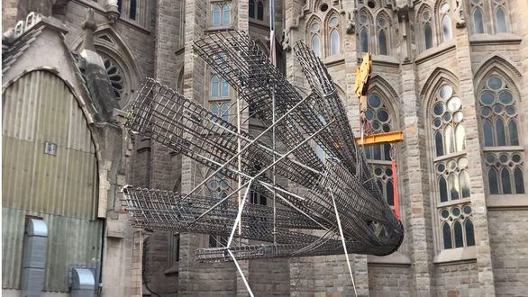 Avanza el montaje del pináculo que coronará la torre de la Virgen en la Sagrada Familia