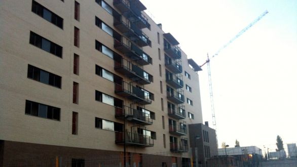 La compra de vivienda suaviza su caída al 4,3% y encadena dos meses a la baja