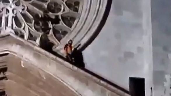 Investigan un vídeo de dos jóvenes caminando sobre la catedral de Tarragona