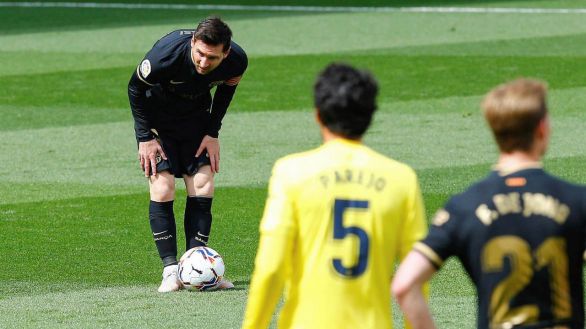 El Barcelona remonta al Villarreal con polémica y se lanza a por el título | 1-2