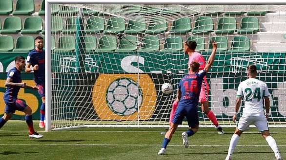 El Atlético defiende su liderazgo en Elche de milagro y con lío | 0-1