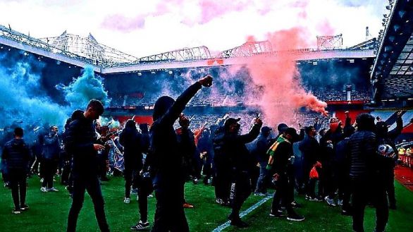 La rebelión de los hinchas del United toca techo: espectacular invasión a Old Trafford
