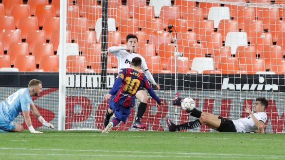 Los errores del Valencia evitan la catástrofe del Barcelona en Mestalla | 2-3