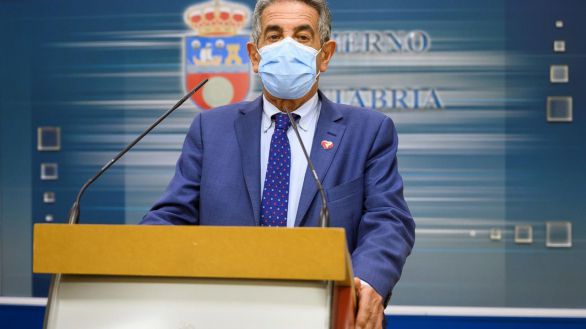 Miguel Ángel Revilla, pillado fumando y comiendo en el interior de un restaurante