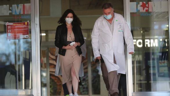 Ayuso visita a Gabilondo en el hospital y le desea una 