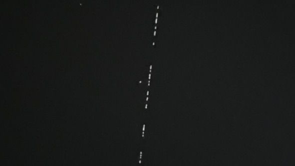 Los satélites Starlink de Elon Musk atraviesan el cielo de España | El ...