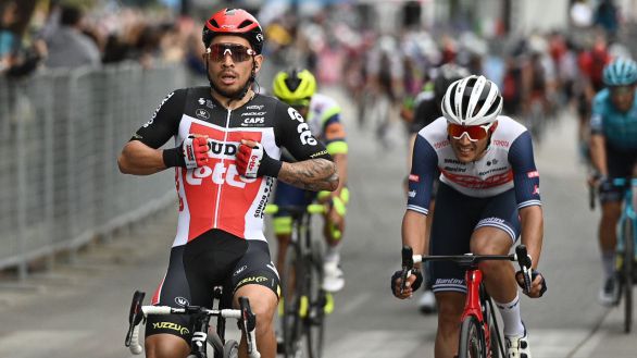 Giro. Caleb Ewan reina en el esprint y Valter sigue de rosa