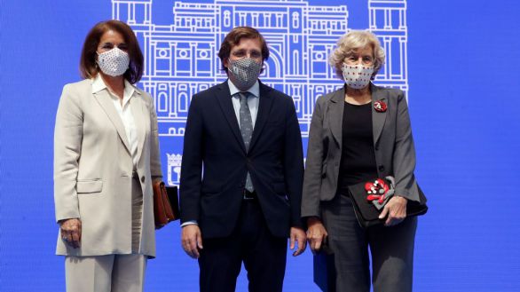 Madrid apela a la concordia y entrega su medalla de honor a Botella y Carmena