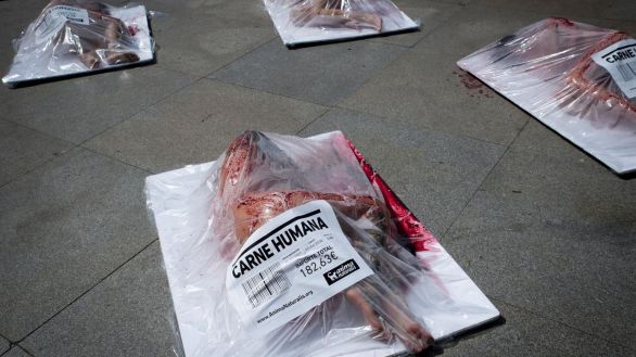 Humanos desnudos y envasados denuncian el 