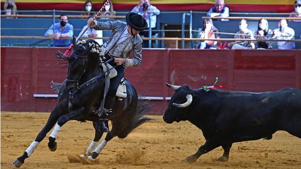 Brutal cornada a Perera y triunfo de Rufo ante excelentes novillos de El Juli