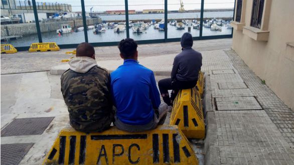 Muere un inmigrante al precipitarse al vacío en el puerto de Ceuta